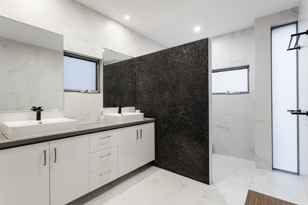 Inspiration för moderna grått en-suite badrum, med vita skåp, en dusch i en alkov, vit kakel, porslinskakel, vita väggar, klinkergolv i porslin, ett fristående handfat, bänkskiva i akrylsten, vitt golv och med dusch som är öppen