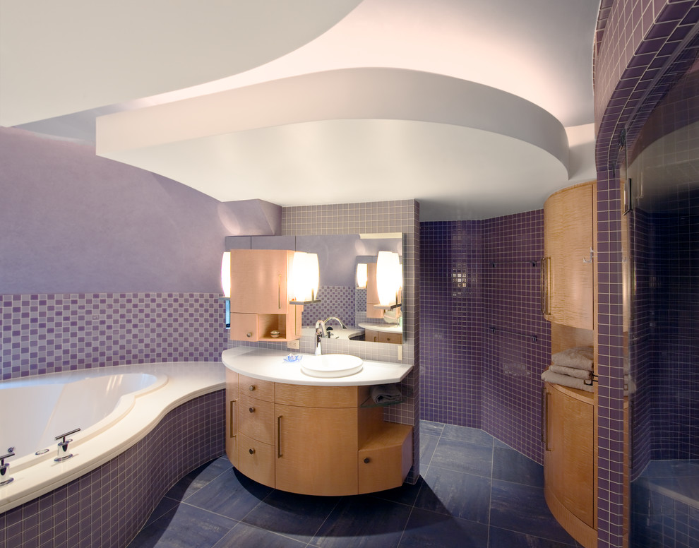 Modernes Badezimmer mit offener Dusche und Falttür-Duschabtrennung in Chicago