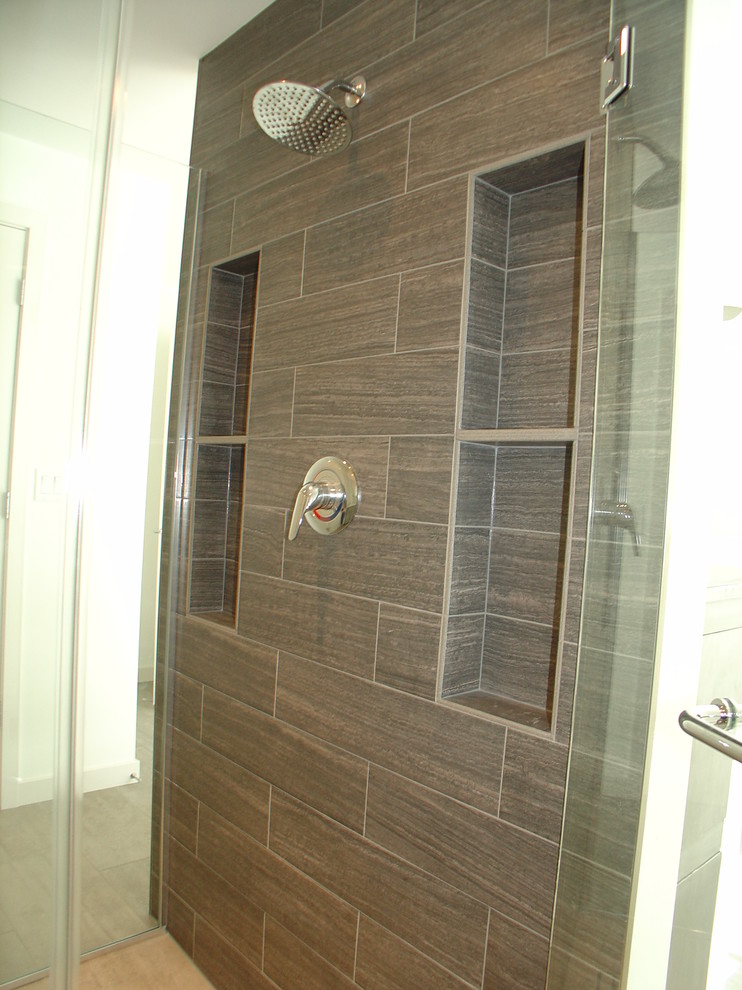 Cette image montre une salle de bain design avec une douche ouverte, un carrelage beige, des carreaux de porcelaine, un mur blanc et un sol en carrelage de porcelaine.