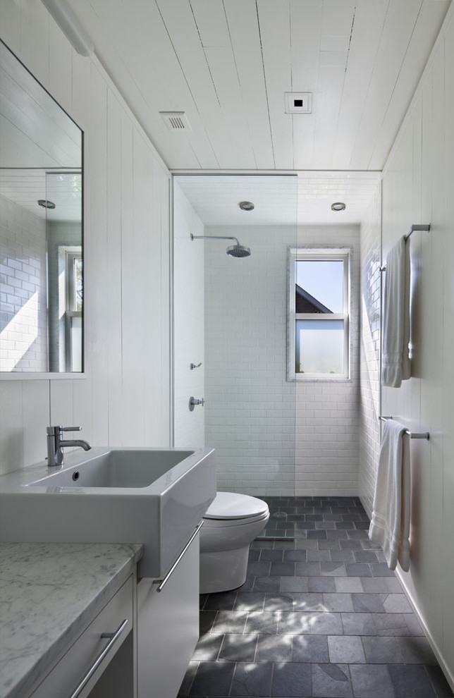 Modelo de cuarto de baño largo y estrecho costero con baldosas y/o azulejos de cemento