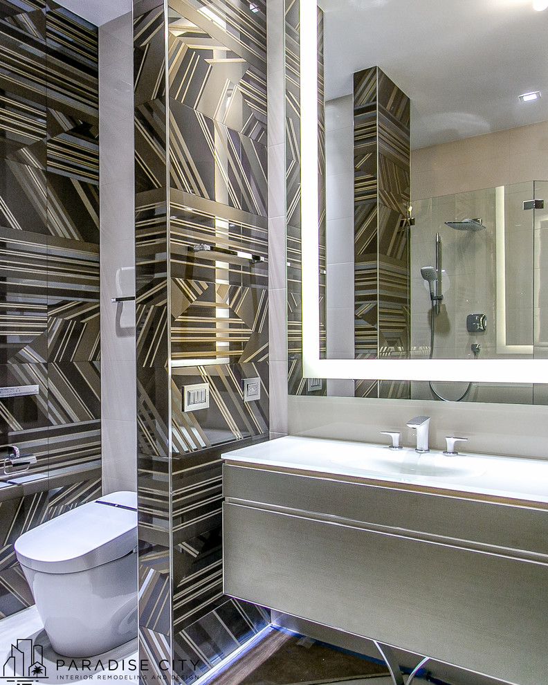 На фото: большая главная ванная комната в современном стиле с плоскими фасадами, зелеными фасадами, открытым душем, унитазом-моноблоком, бежевой плиткой, цементной плиткой, бежевыми стенами, полом из керамогранита, монолитной раковиной и стеклянной столешницей