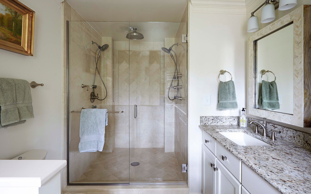 Cette image montre une salle de bain principale design avec un lavabo posé, une douche double et un mur blanc.
