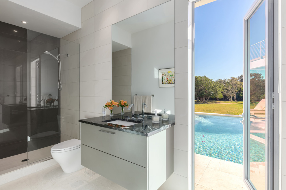 Идея дизайна: ванная комната в морском стиле с плоскими фасадами, серыми фасадами, серой плиткой, серыми стенами, врезной раковиной, серым полом, разноцветной столешницей, мраморным полом и столешницей из гранита