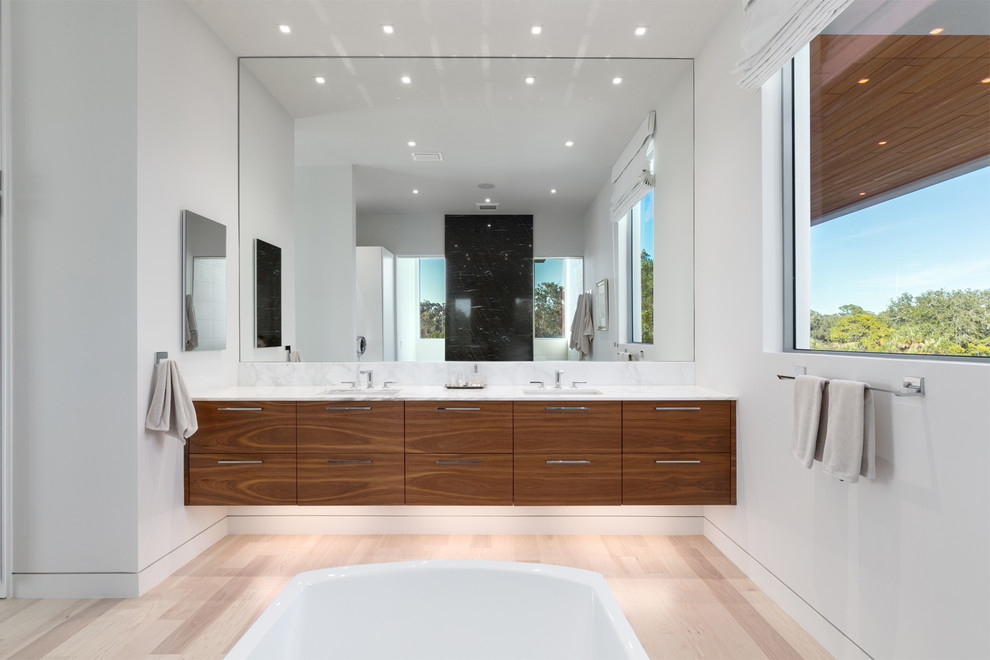 Immagine di una stanza da bagno padronale stile marinaro con ante lisce, ante in legno bruno, pareti bianche, parquet chiaro, lavabo sottopiano, pavimento beige, top bianco e top in marmo