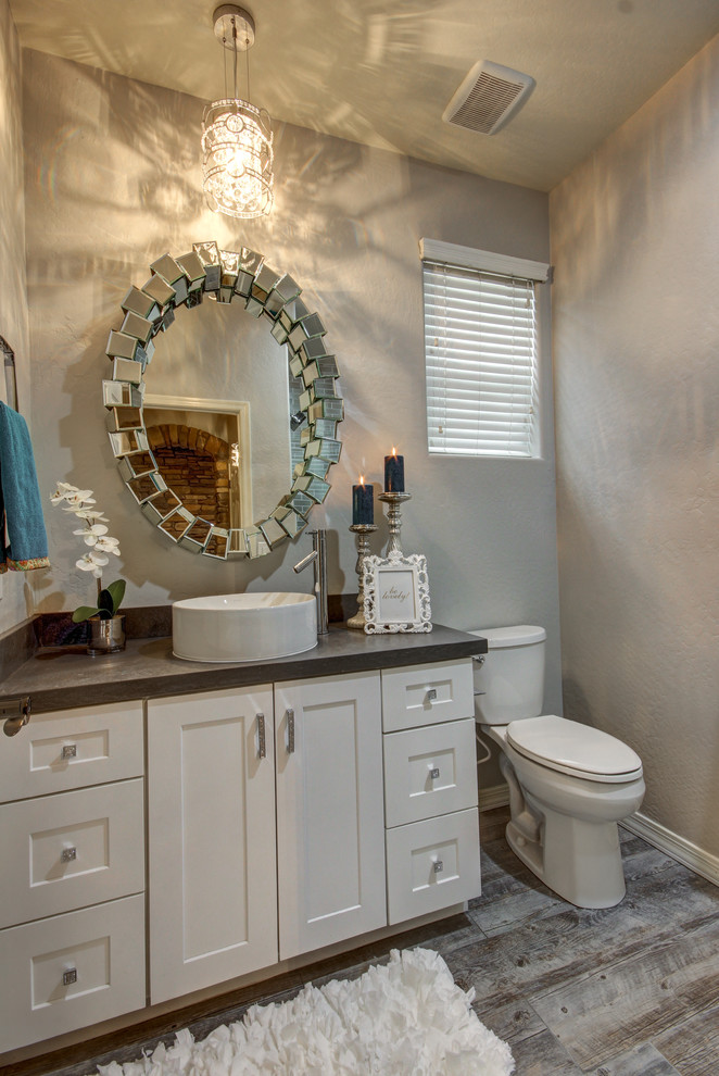 Cette image montre une petite salle d'eau design avec un placard à porte shaker, une douche ouverte, WC séparés, un carrelage gris, carrelage en métal, un mur gris, un sol en carrelage de porcelaine, une vasque et un plan de toilette en quartz.