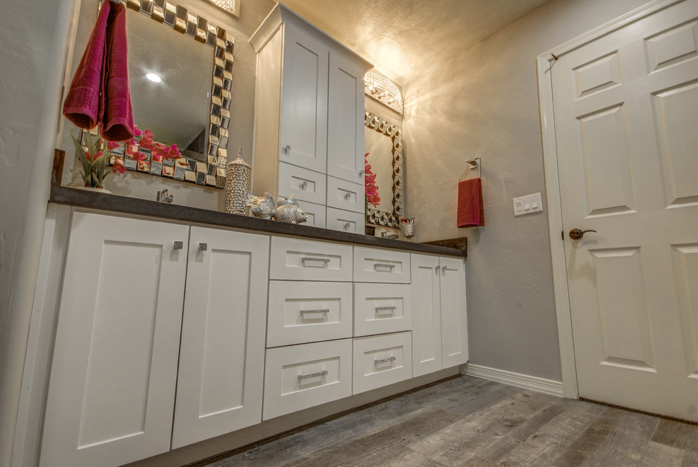 Idéer för ett stort modernt en-suite badrum, med skåp i shakerstil, vita skåp, en öppen dusch, grå kakel, cementkakel, grå väggar, klinkergolv i porslin, ett undermonterad handfat och bänkskiva i kvartsit