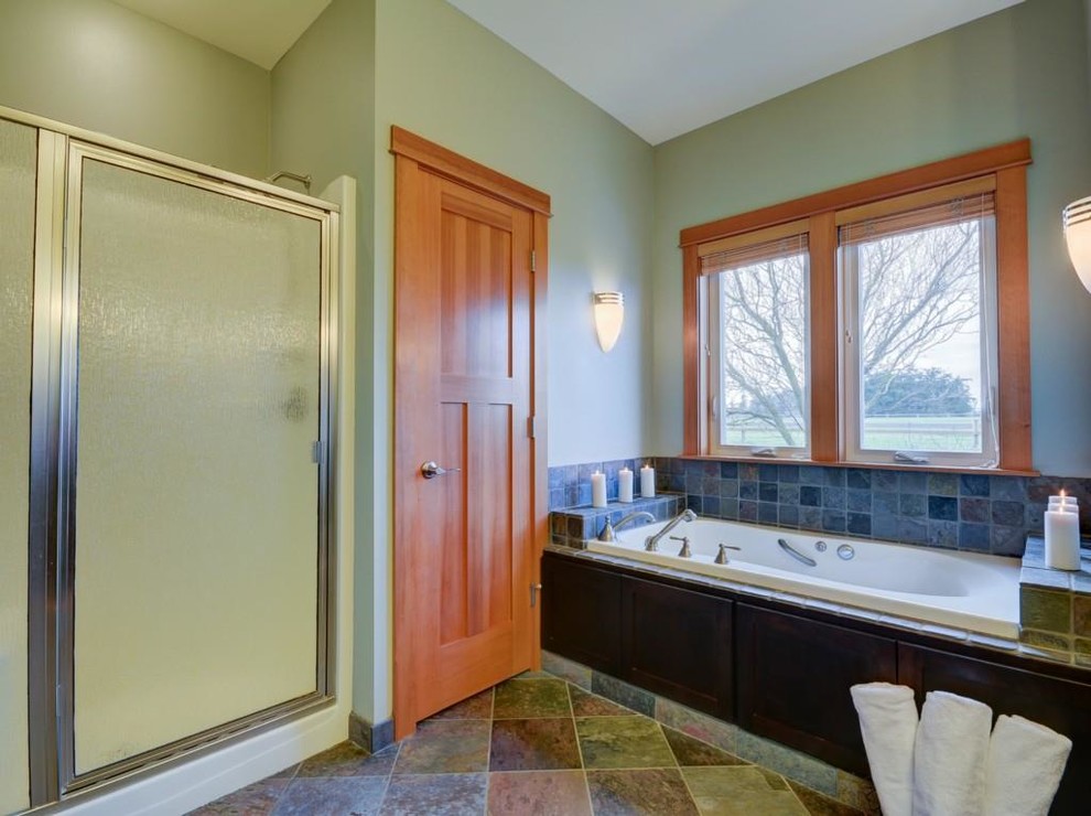 Diseño de cuarto de baño principal de estilo americano con lavabo bajoencimera, bañera encastrada, ducha empotrada, sanitario de dos piezas, baldosas y/o azulejos de terracota y suelo de travertino