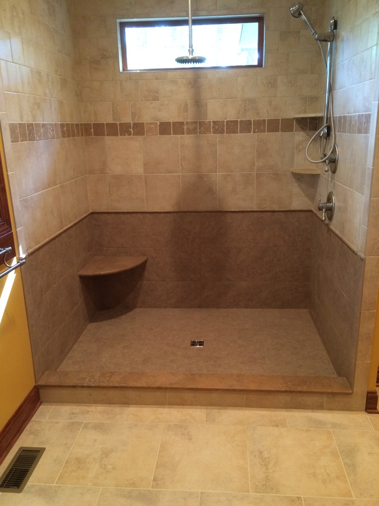 Idéer för att renovera ett litet amerikanskt en-suite badrum, med en öppen dusch, brun kakel, porslinskakel och klinkergolv i porslin