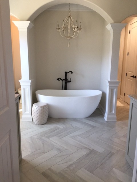 Стильный дизайн: маленькая главная ванная комната в стиле неоклассика (современная классика) с серой плиткой, керамогранитной плиткой и полом из керамогранита для на участке и в саду - последний тренд