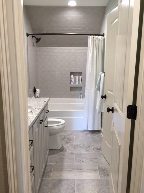 Idéer för ett litet klassiskt badrum, med grå kakel, porslinskakel och klinkergolv i porslin