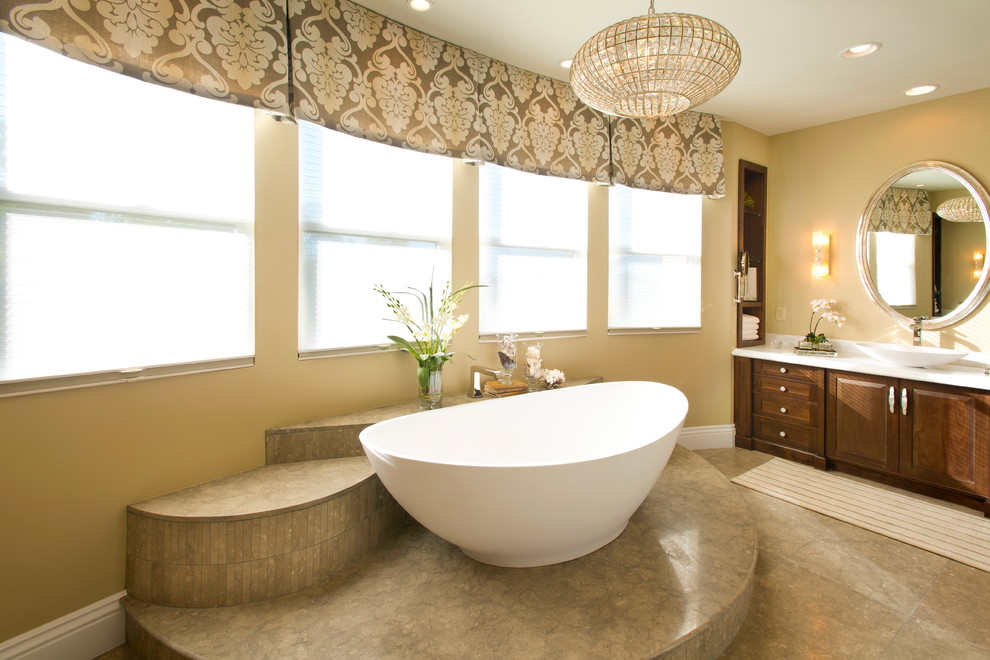 Großes Klassisches Badezimmer En Suite mit Aufsatzwaschbecken, profilierten Schrankfronten, Marmor-Waschbecken/Waschtisch, freistehender Badewanne, Toilette mit Aufsatzspülkasten, beigen Fliesen, Mosaikfliesen, beiger Wandfarbe und Kalkstein in San Diego