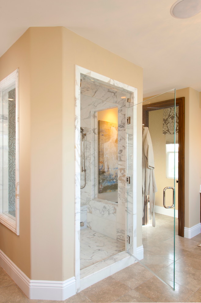 Aménagement d'un très grand sauna classique en bois foncé avec une vasque, un placard avec porte à panneau surélevé, un plan de toilette en marbre, une baignoire indépendante, WC à poser, un carrelage blanc, un mur beige et un sol en calcaire.