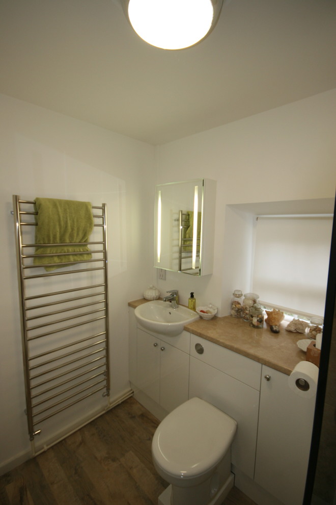 Immagine di una piccola stanza da bagno con doccia tradizionale