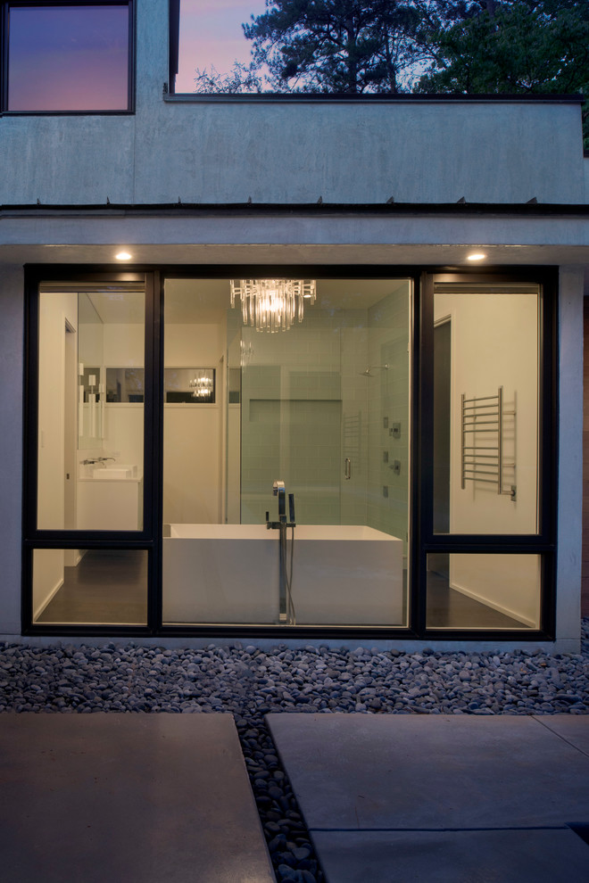 Immagine di una grande stanza da bagno padronale moderna con vasca freestanding, doccia ad angolo, pareti bianche, parquet scuro e lavabo a bacinella