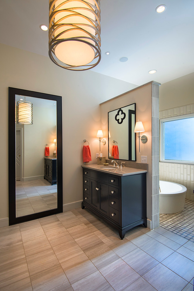 Idéer för mellanstora funkis en-suite badrum, med möbel-liknande, skåp i mörkt trä, ett japanskt badkar, vit kakel, ett undermonterad handfat, en dusch/badkar-kombination, porslinskakel, beige väggar, klinkergolv i keramik, marmorbänkskiva, beiget golv och med dusch som är öppen