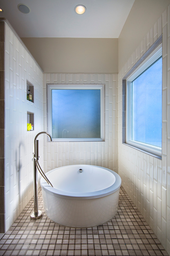 Imagen de cuarto de baño principal moderno de tamaño medio con bañera japonesa, baldosas y/o azulejos blancos, suelo de baldosas de cerámica, combinación de ducha y bañera, paredes beige, suelo beige y ducha abierta