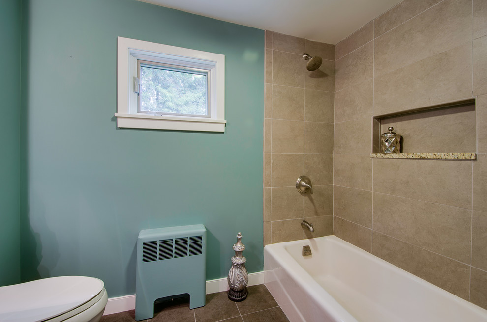Foto de cuarto de baño actual pequeño con bañera esquinera, combinación de ducha y bañera, sanitario de una pieza, baldosas y/o azulejos beige, paredes azules y suelo de baldosas de cerámica
