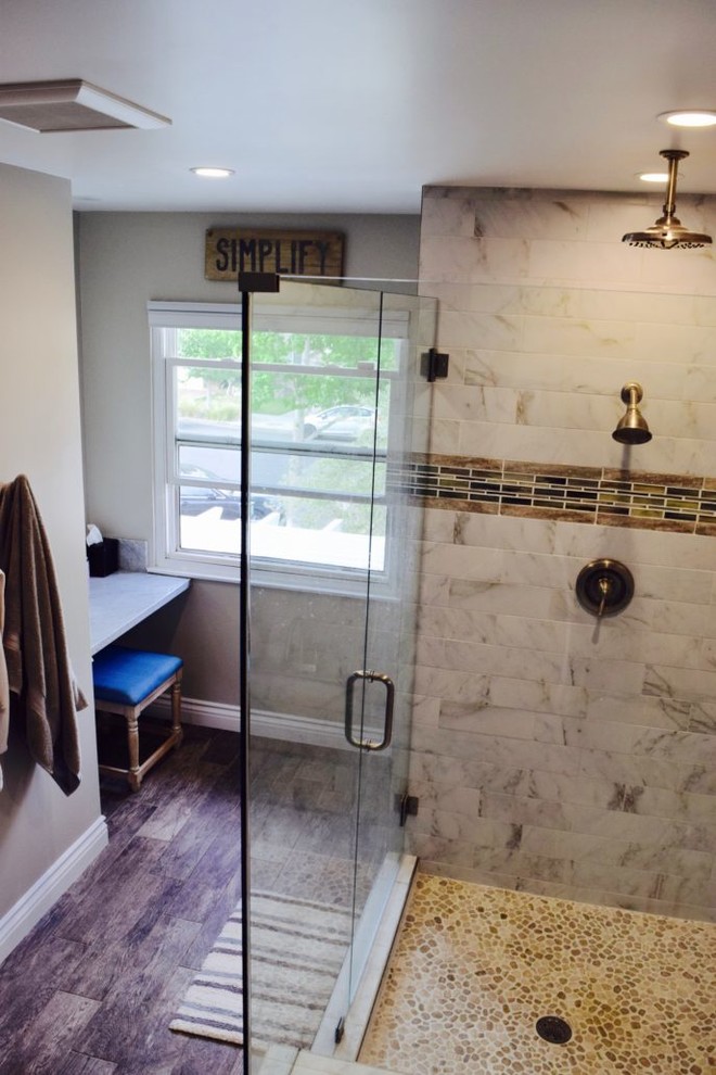 Idee per una stanza da bagno padronale tradizionale di medie dimensioni con doccia ad angolo, piastrelle a listelli, pareti grigie, pavimento in laminato, lavabo sottopiano e top in granito