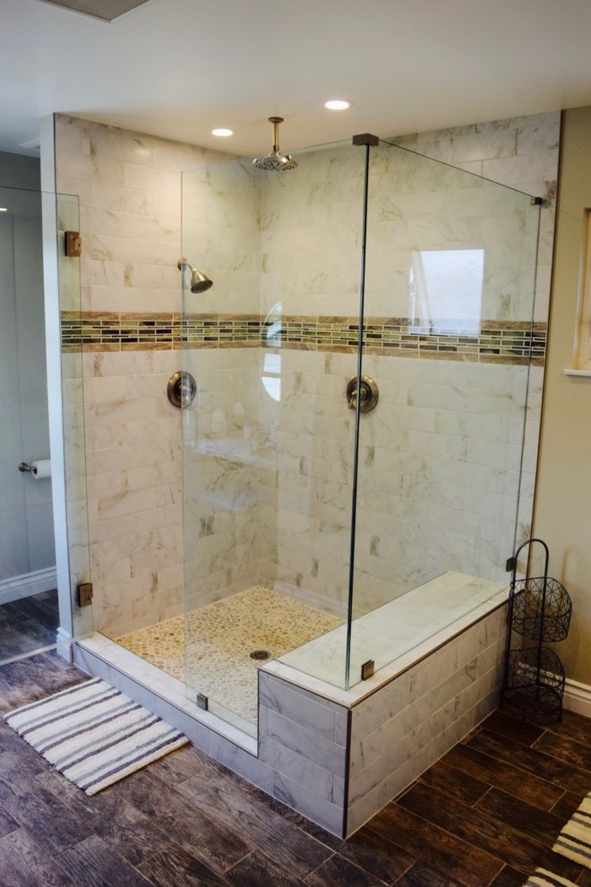 На фото: главная ванная комната среднего размера в стиле неоклассика (современная классика) с фасадами в стиле шейкер, белыми фасадами, угловым душем, удлиненной плиткой, серыми стенами, полом из ламината, врезной раковиной и столешницей из гранита