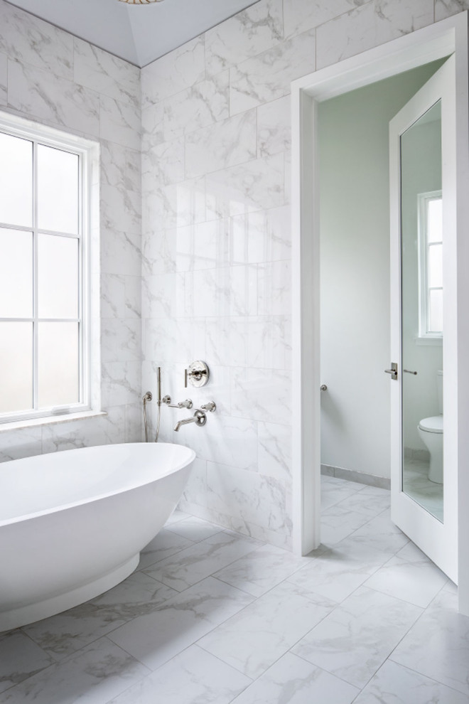 Пример оригинального дизайна: главная ванная комната среднего размера в современном стиле с плоскими фасадами, белыми фасадами, душем без бортиков, раздельным унитазом, синей плиткой, керамогранитной плиткой, белыми стенами, полом из керамической плитки, врезной раковиной, столешницей из искусственного камня, белым полом, душем с распашными дверями, белой столешницей, сиденьем для душа, тумбой под одну раковину, встроенной тумбой, потолком из вагонки и стенами из вагонки