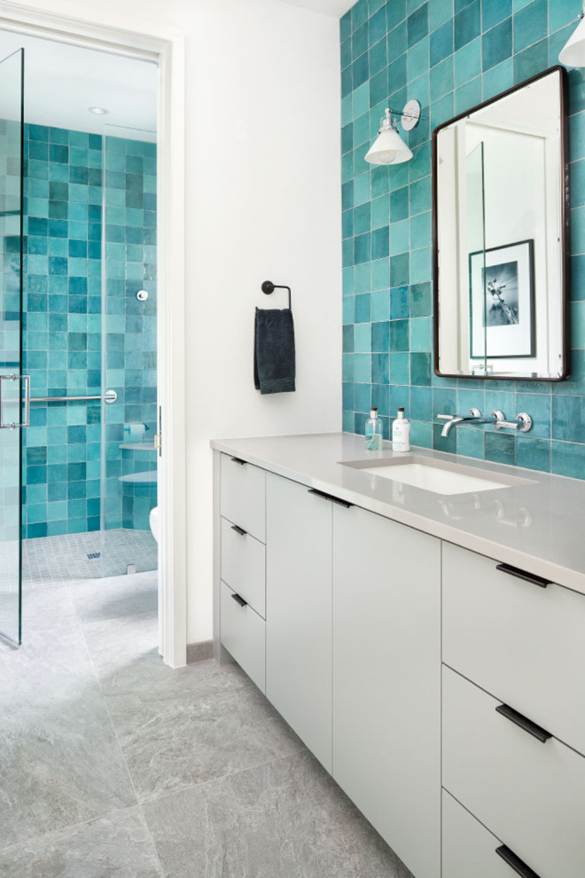 オースティンにある高級な中くらいなコンテンポラリースタイルのおしゃれなバスルーム (浴槽なし) (フラットパネル扉のキャビネット、白いキャビネット、バリアフリー、分離型トイレ、青いタイル、磁器タイル、白い壁、セラミックタイルの床、アンダーカウンター洗面器、人工大理石カウンター、グレーの床、開き戸のシャワー、白い洗面カウンター、シャワーベンチ、洗面台1つ、造り付け洗面台、塗装板張りの天井、塗装板張りの壁) の写真