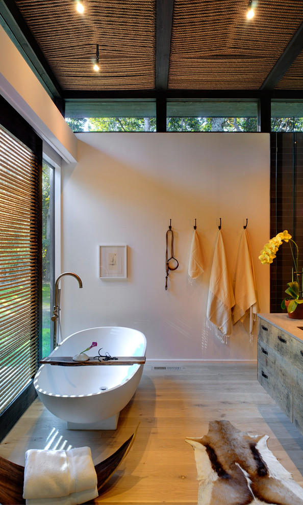 Imagen de cuarto de baño moderno con bañera exenta