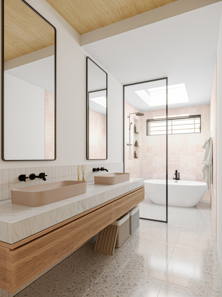 Ispirazione per una grande stanza da bagno padronale minimalista con ante in legno chiaro, due lavabi, mobile bagno sospeso, ante lisce, vasca freestanding, doccia a filo pavimento, piastrelle rosa, piastrelle in ceramica, pareti bianche, pavimento alla veneziana, lavabo a bacinella, top in marmo, pavimento grigio, doccia aperta, top grigio, nicchia e soffitto in legno