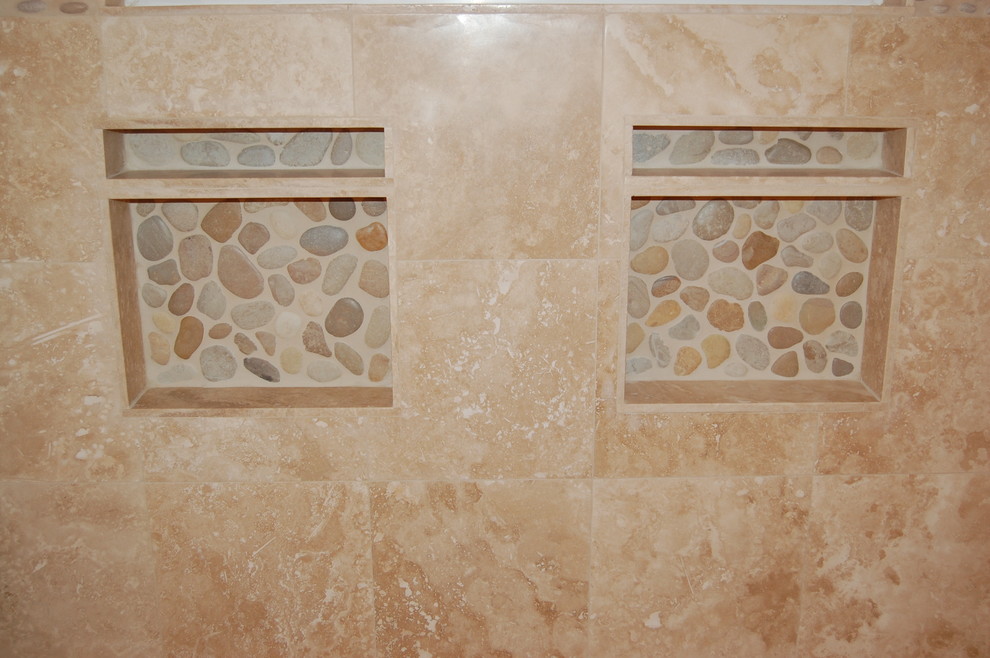 Inspiration pour une salle de bain traditionnelle avec un carrelage beige et un carrelage de pierre.