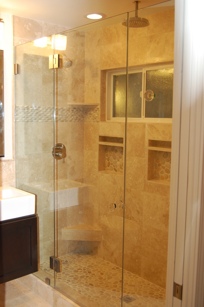 Ispirazione per una stanza da bagno chic con piastrelle beige e piastrelle in pietra
