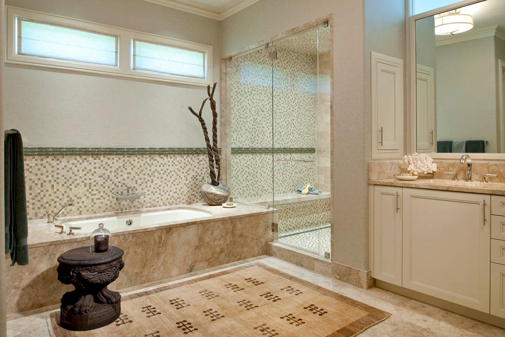 Großes Klassisches Badezimmer mit Unterbauwanne, Duschnische, Schrankfronten im Shaker-Stil, beigen Schränken, Marmor-Waschbecken/Waschtisch, Toilette mit Aufsatzspülkasten, Glasfliesen, blauer Wandfarbe und Marmorboden in Dallas