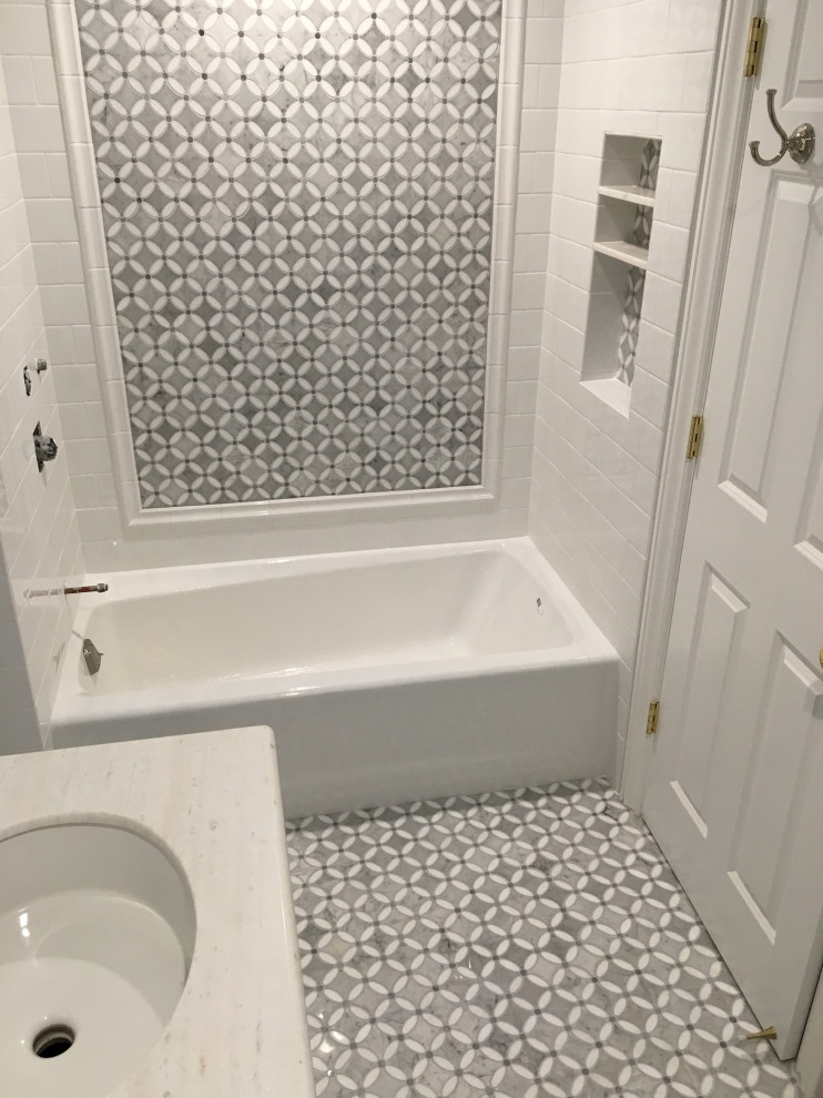 Diseño de cuarto de baño principal clásico de tamaño medio con puertas de armario blancas, encimera de acrílico y encimeras blancas