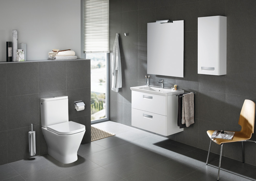 Immagine di una stanza da bagno design di medie dimensioni con WC monopezzo e lavabo sospeso