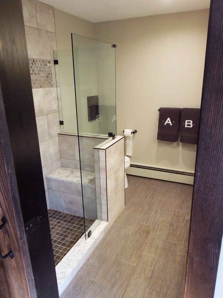 Idéer för ett mellanstort modernt en-suite badrum, med beige väggar, beiget golv, dusch med gångjärnsdörr, skåp i shakerstil, skåp i mörkt trä, en hörndusch och ett undermonterad handfat