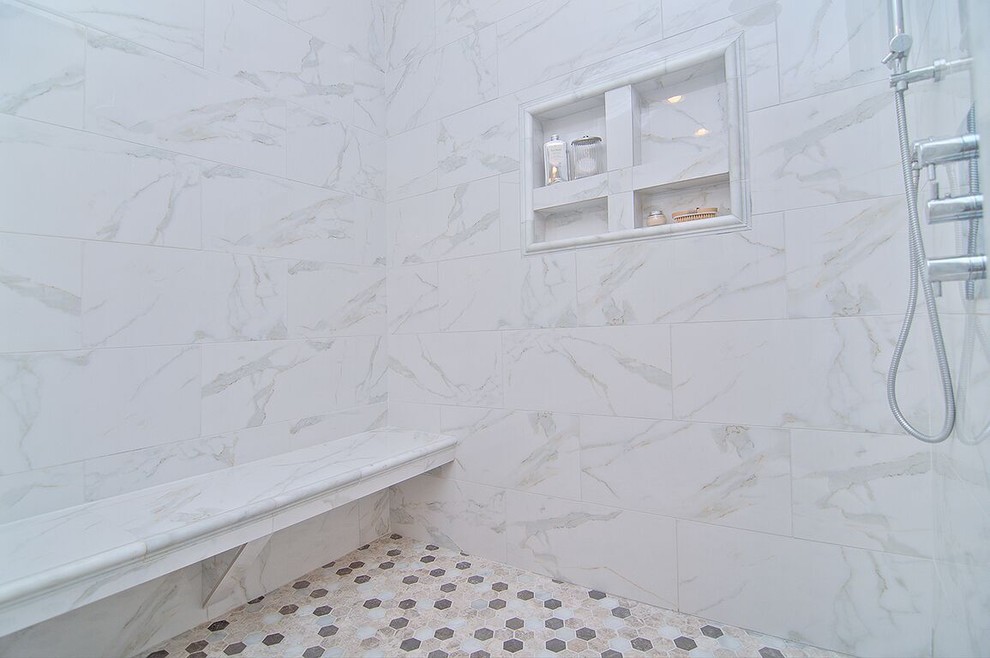 Idéer för att renovera ett stort vintage en-suite badrum, med skåp i shakerstil, vita skåp, ett fristående badkar, en dusch i en alkov, en toalettstol med separat cisternkåpa, grå kakel, marmorkakel, blå väggar, vinylgolv, ett undermonterad handfat, marmorbänkskiva, brunt golv och dusch med gångjärnsdörr