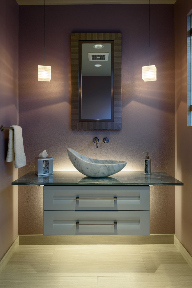 Свежая идея для дизайна: ванная комната среднего размера в современном стиле с фасадами с утопленной филенкой, открытым душем, серой плиткой, керамогранитной плиткой, фиолетовыми стенами, полом из керамогранита, душевой кабиной, настольной раковиной, стеклянной столешницей и серыми фасадами - отличное фото интерьера
