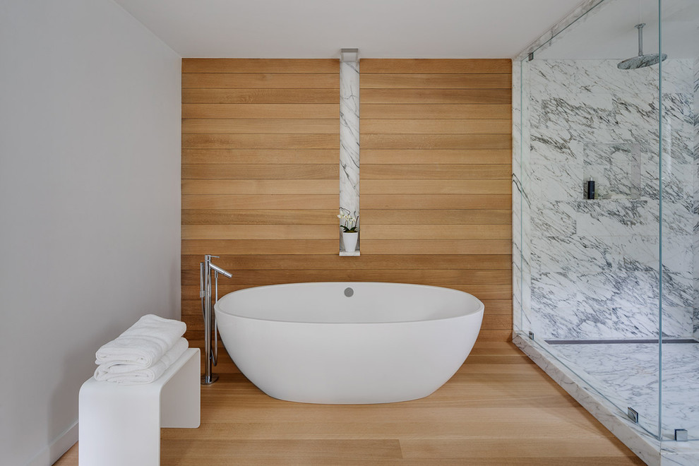 Свежая идея для дизайна: главная ванная комната в современном стиле с отдельно стоящей ванной, угловым душем, разноцветной плиткой, мраморной плиткой, бежевыми стенами, светлым паркетным полом и бежевым полом - отличное фото интерьера