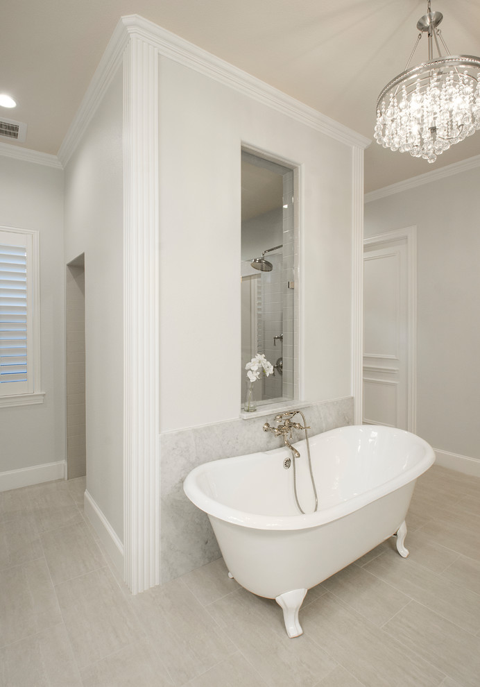 Exempel på ett mellanstort klassiskt vit vitt en-suite badrum, med ett fristående badkar, en dubbeldusch, grå kakel, keramikplattor, grå väggar, klinkergolv i porslin, grått golv, med dusch som är öppen, luckor med upphöjd panel, skåp i slitet trä, en toalettstol med separat cisternkåpa, ett undermonterad handfat och marmorbänkskiva
