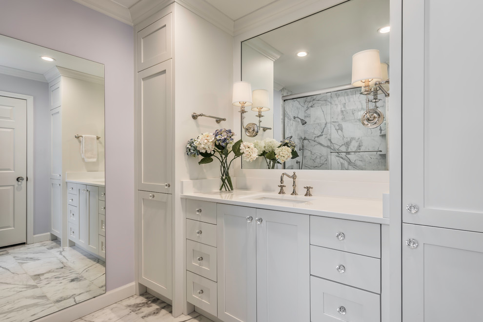 Стильный дизайн: главная ванная комната среднего размера в стиле неоклассика (современная классика) с белыми фасадами, серой плиткой, мраморной плиткой, мраморным полом, врезной раковиной, белой столешницей, фасадами в стиле шейкер, фиолетовыми стенами и белым полом - последний тренд