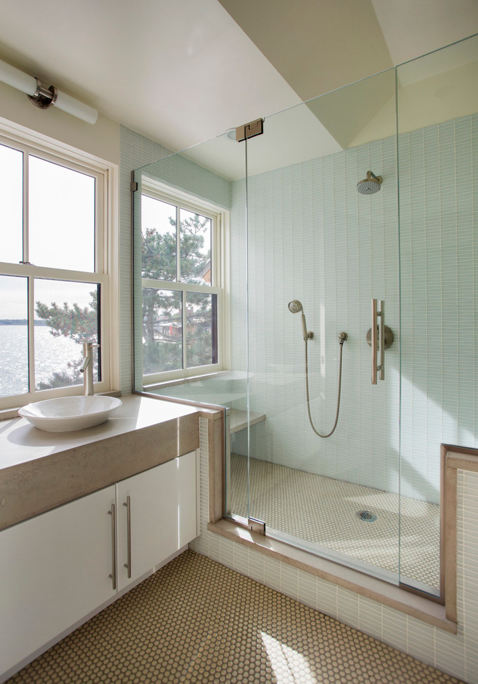 Imagen de cuarto de baño contemporáneo con lavabo sobreencimera, ducha empotrada y baldosas y/o azulejos azules