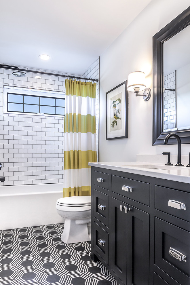 Esempio di una stanza da bagno tradizionale con ante in stile shaker, ante nere, vasca/doccia, piastrelle bianche, piastrelle diamantate, pareti bianche e pavimento multicolore