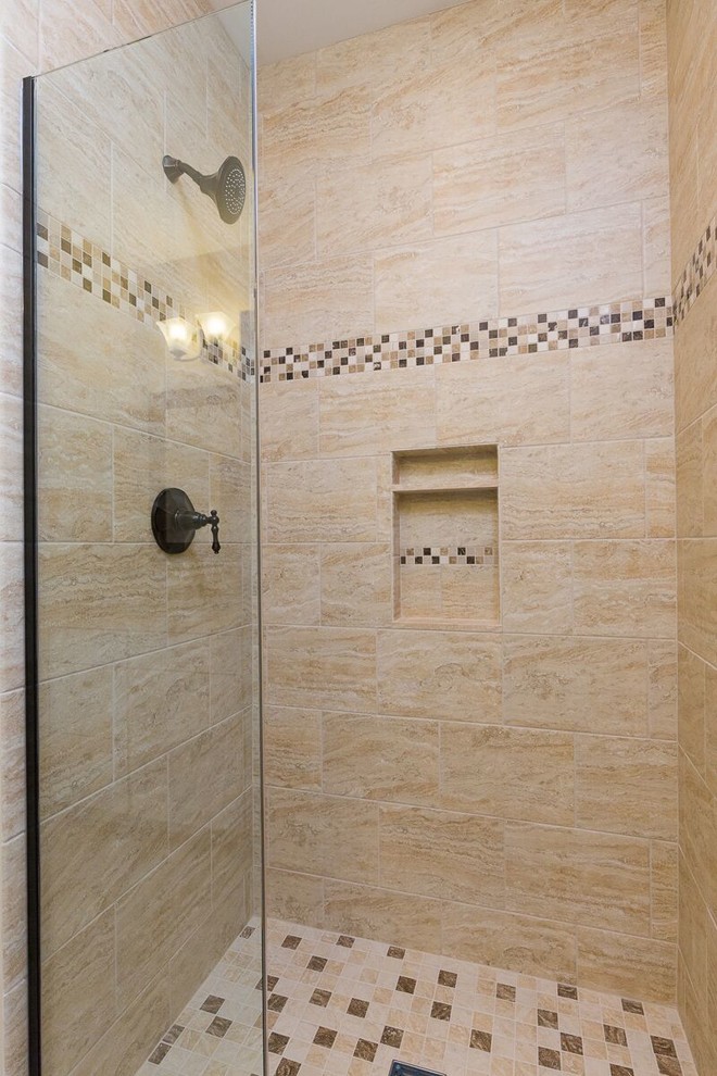 Exemple d'une douche en alcôve nature avec un placard à porte shaker, des portes de placard blanches, une baignoire indépendante, WC séparés, un carrelage beige, des carreaux de porcelaine, un mur beige, un lavabo encastré, un plan de toilette en stratifié et une cabine de douche à porte battante.