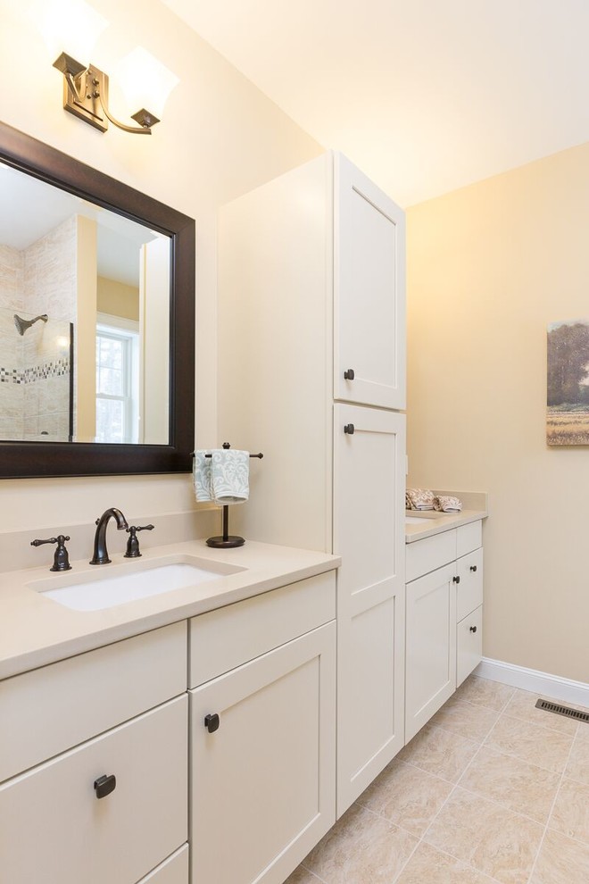 Landhausstil Badezimmer mit Schrankfronten im Shaker-Stil, weißen Schränken, Duschnische, Wandtoilette mit Spülkasten, Unterbauwaschbecken, Laminat-Waschtisch und Falttür-Duschabtrennung in Boston