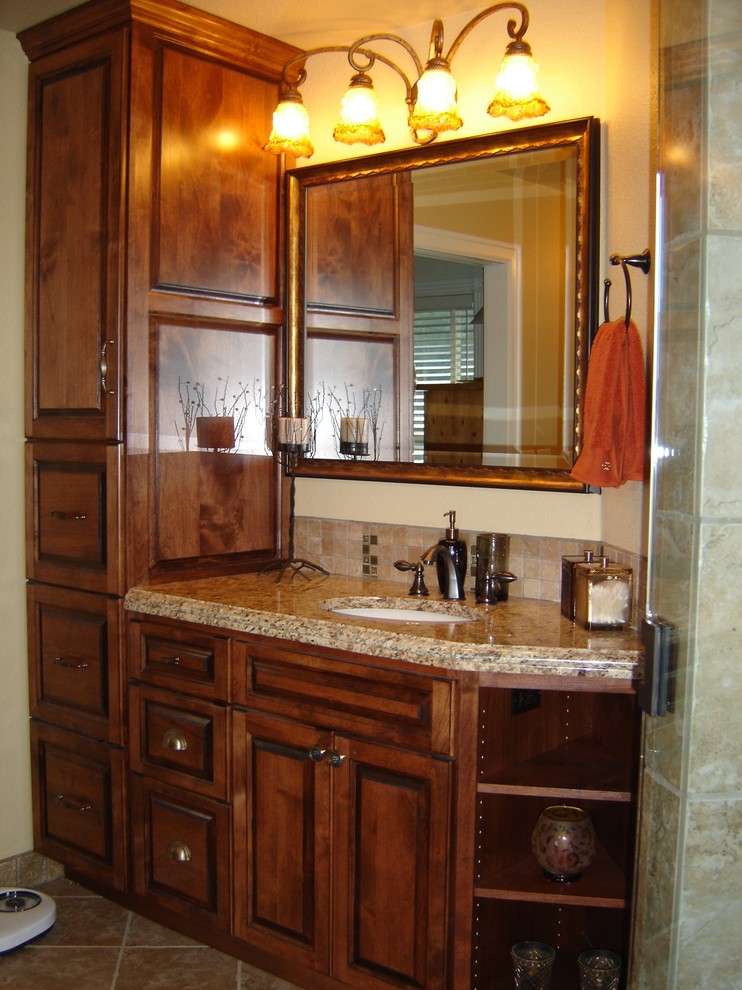 Cette photo montre une salle de bain principale chic en bois foncé de taille moyenne avec un lavabo encastré, un placard en trompe-l'oeil, un plan de toilette en granite, une douche double, WC séparés, un mur beige, un sol en travertin et un carrelage beige.