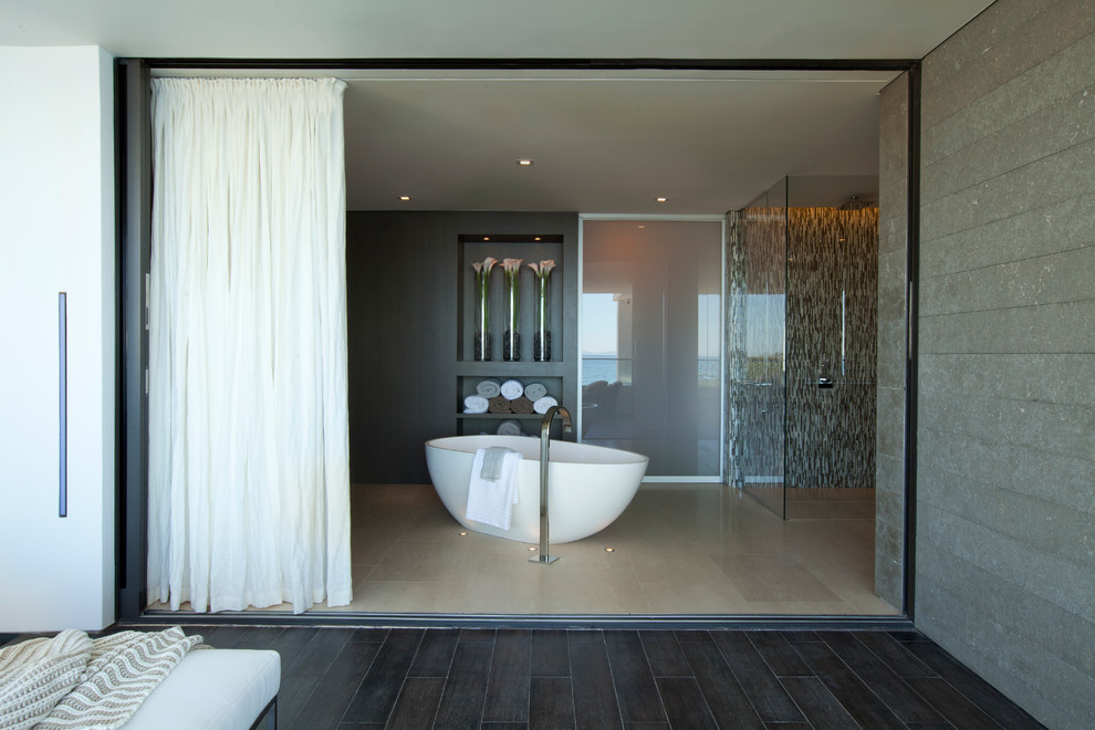 Foto di un'ampia stanza da bagno padronale contemporanea con ante in legno bruno, vasca freestanding, doccia doppia, piastrelle beige e pareti grigie