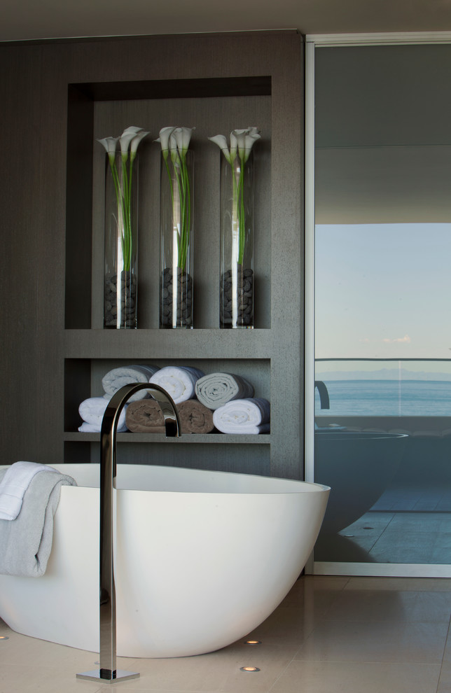 Modernes Badezimmer En Suite mit freistehender Badewanne, beigen Fliesen und grauer Wandfarbe in Orange County