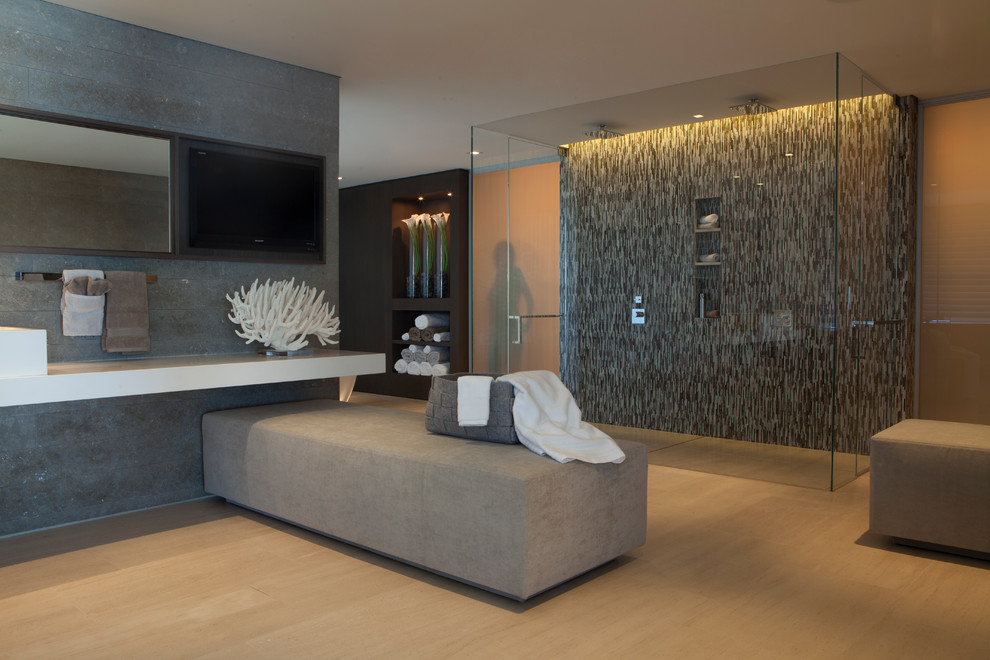 Idée de décoration pour une très grande salle de bain principale design en bois foncé avec une douche double, un mur gris et parquet clair.