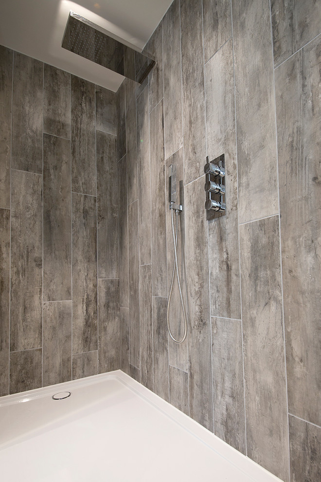 Esempio di una stanza da bagno minimal con piastrelle in gres porcellanato e pavimento in gres porcellanato