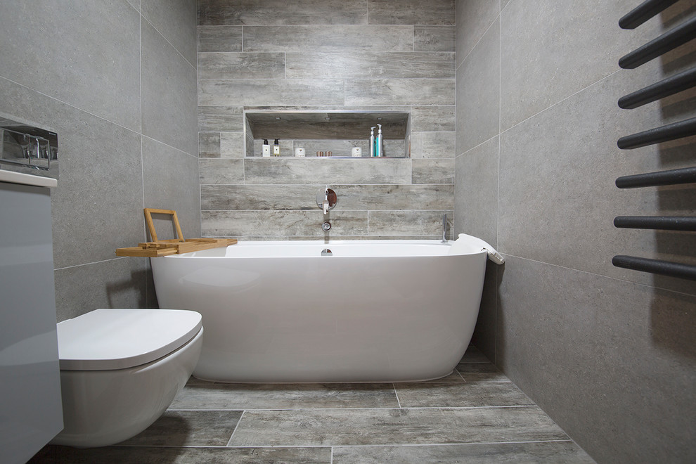 Inspiration pour une salle de bain design avec des carreaux de porcelaine et un sol en carrelage de porcelaine.