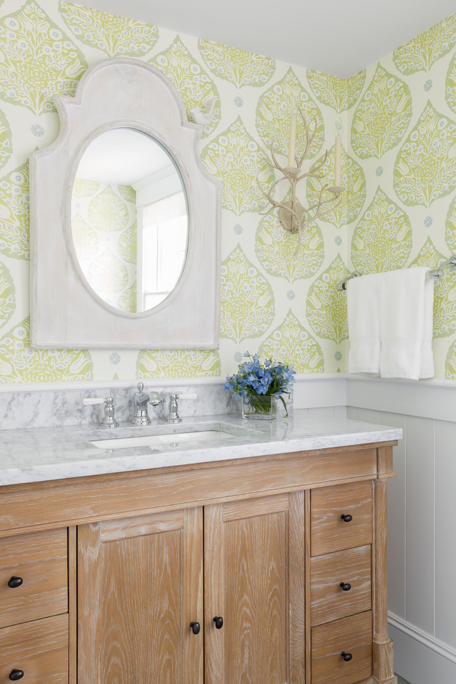 Imagen de cuarto de baño costero con lavabo bajoencimera, armarios estilo shaker, puertas de armario de madera oscura y paredes multicolor