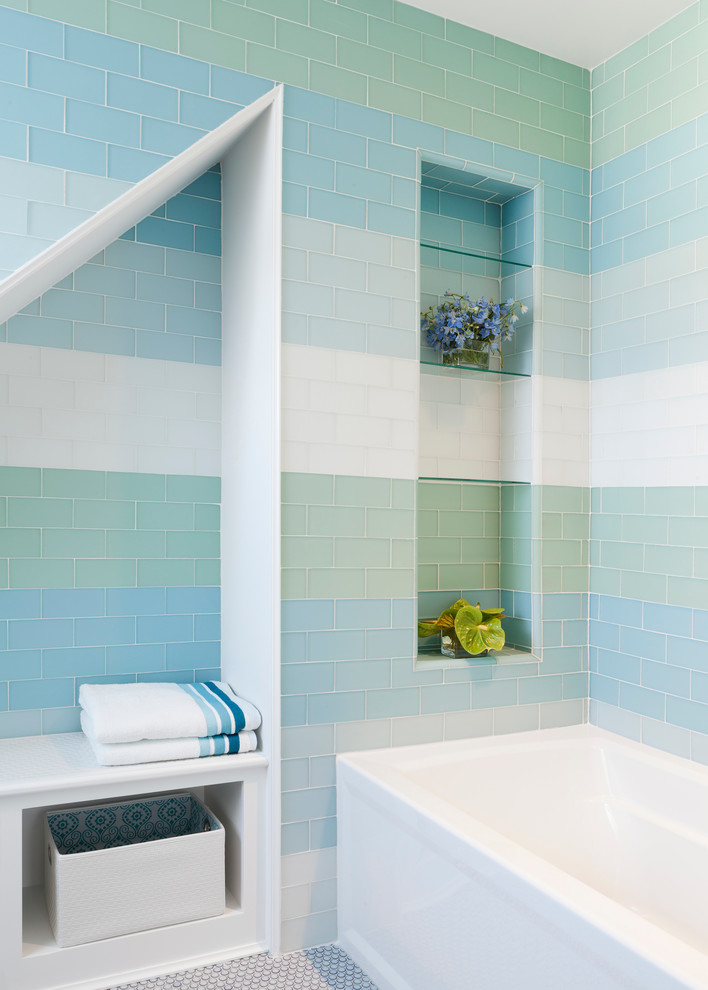На фото: ванная комната в морском стиле с ванной в нише, разноцветной плиткой, стеклянной плиткой и полом из мозаичной плитки с